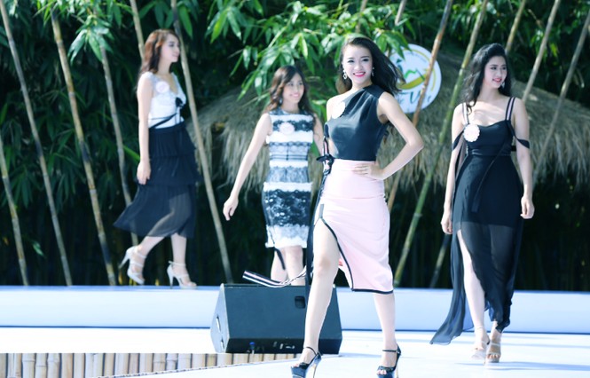 Người đẹp HHVN tự tin diễn catwalk trên sân khấu nổi độc đáo - ảnh 4