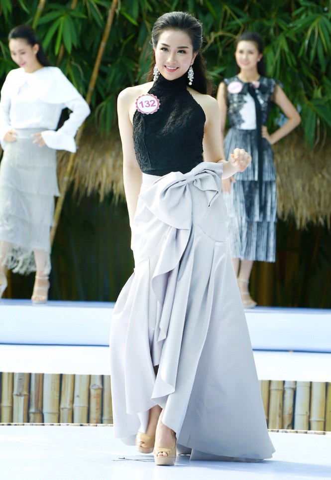 Người đẹp HHVN tự tin diễn catwalk trên sân khấu nổi độc đáo - ảnh 9