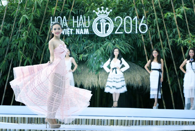 Người đẹp HHVN tự tin diễn catwalk trên sân khấu nổi độc đáo - ảnh 10