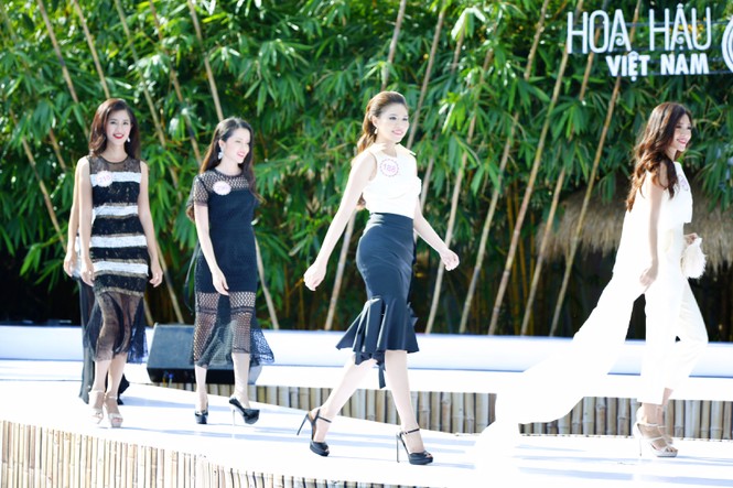 Người đẹp HHVN tự tin diễn catwalk trên sân khấu nổi độc đáo - ảnh 1