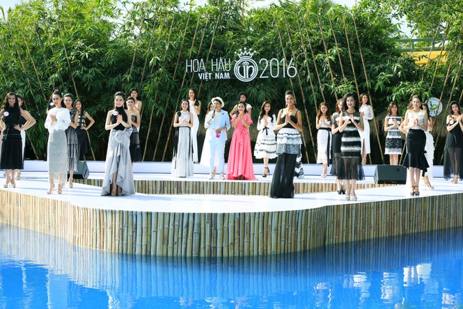 Người đẹp HHVN tự tin diễn catwalk trên sân khấu nổi độc đáo - ảnh 2