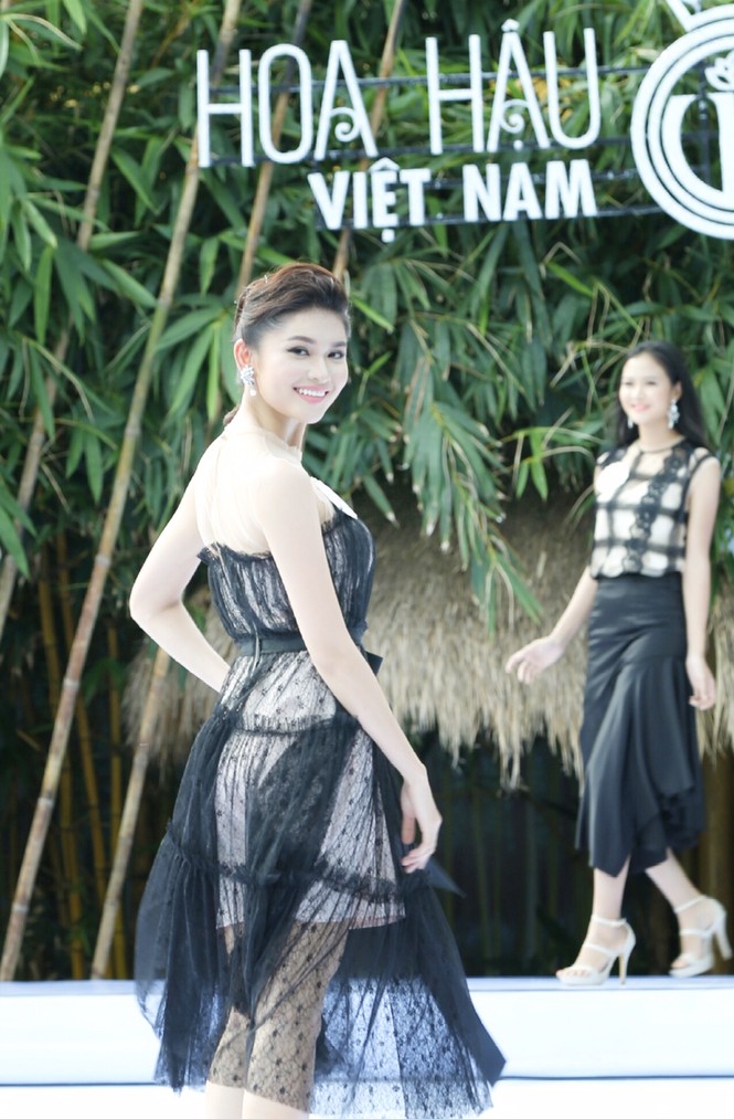Người đẹp HHVN tự tin diễn catwalk trên sân khấu nổi độc đáo - ảnh 7