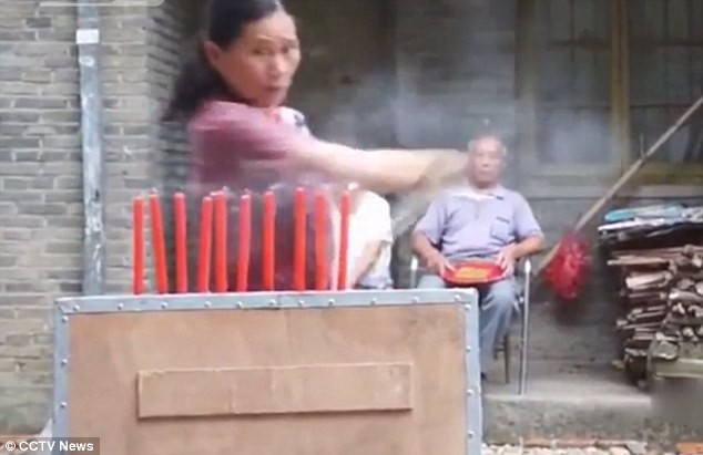 Tròn mắt xem người phụ nữ múa côn nhị khúc như Lý Tiểu Long - ảnh 2