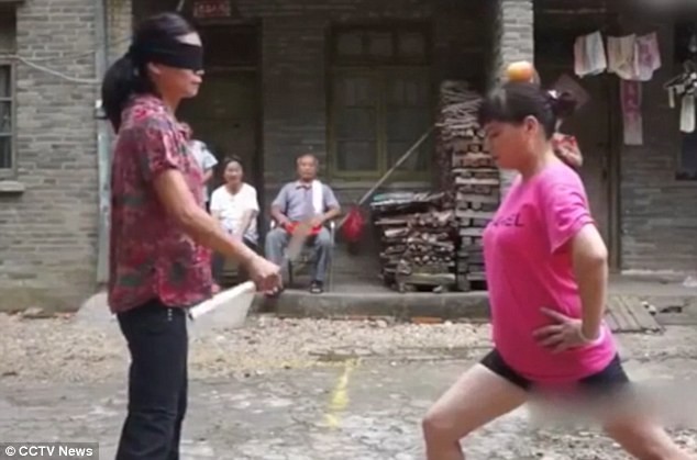 Tròn mắt xem người phụ nữ múa côn nhị khúc như Lý Tiểu Long - ảnh 1