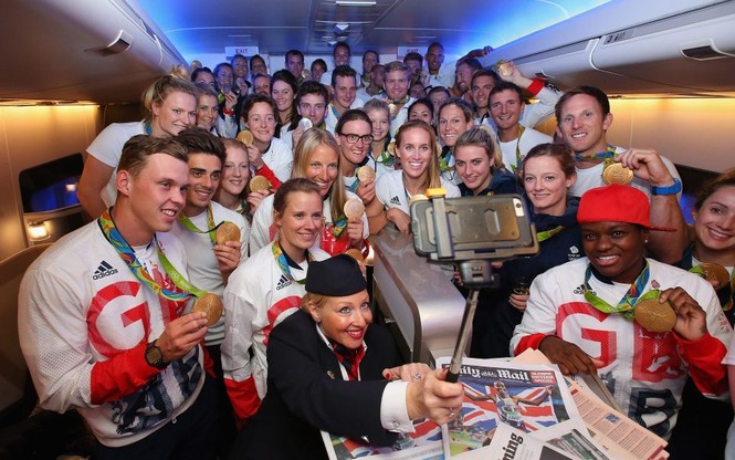 Bức ảnh selfie có nhiều huy chương nhất Olympic Rio - ảnh 1