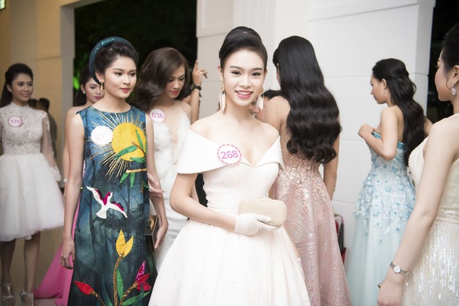 Nhìn gần nhan sắc yêu kiều của người đẹp HHVN - ảnh 6