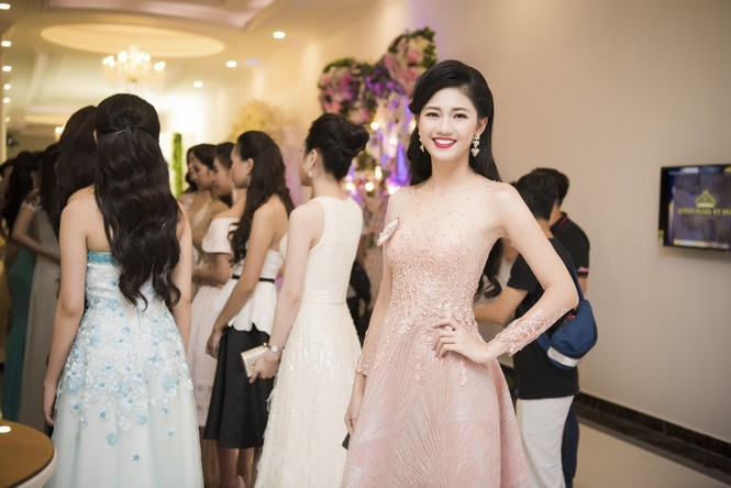 Nhìn gần nhan sắc yêu kiều của người đẹp HHVN - ảnh 4