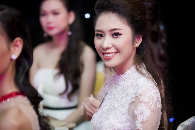 Nhìn gần nhan sắc yêu kiều của người đẹp HHVN - ảnh 11