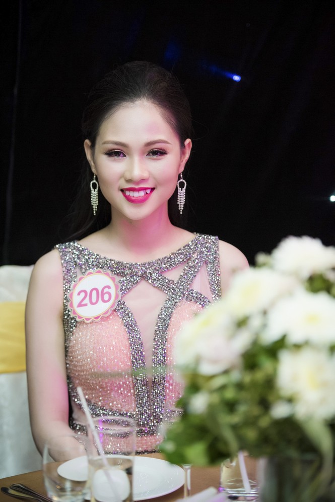 Nhìn gần nhan sắc yêu kiều của người đẹp HHVN - ảnh 14