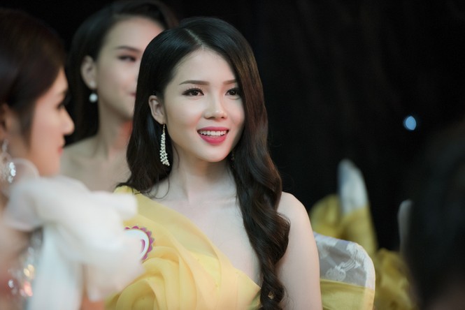 Nhìn gần nhan sắc yêu kiều của người đẹp HHVN - ảnh 17