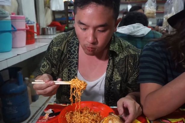 Đầu bếp hóa ‘điếc’ vì ăn thử mì cay nhất thế giới - ảnh 1