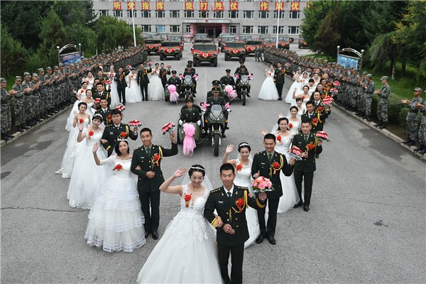 Đám cưới rước dâu bằng xe quân sự, trao nhẫn cưới bằng... đạn - ảnh 3