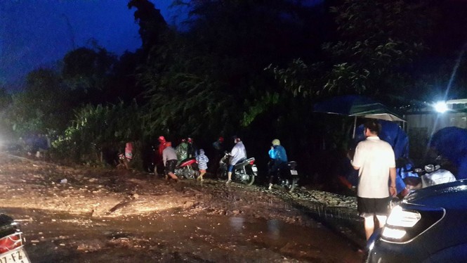 Mưa lớn, sạt lở gây tắc đường nghiêm trọng - ảnh 5