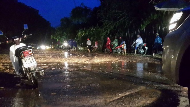 Mưa lớn, sạt lở gây tắc đường nghiêm trọng - ảnh 4