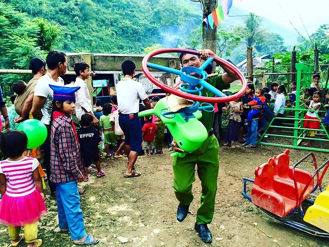 Mang yêu thương vượt núi tới trẻ vùng cao - ảnh 2