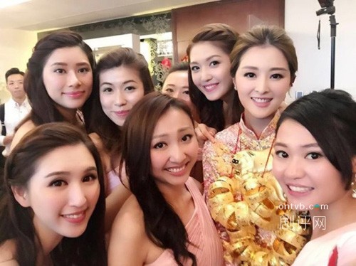 Mỹ nhân Hồng Kông đeo vàng trĩu cổ trong ngày cưới - ảnh 3
