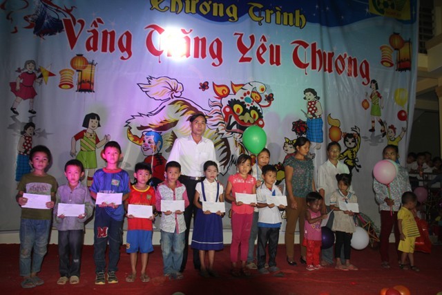 Những người làm báo mang trung thu tới trẻ em rẻo cao - ảnh 1