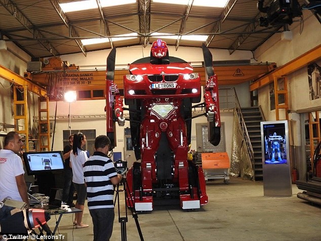 'Hóa phép' BMW thành robot Transformer bằng một nút bấm - ảnh 1