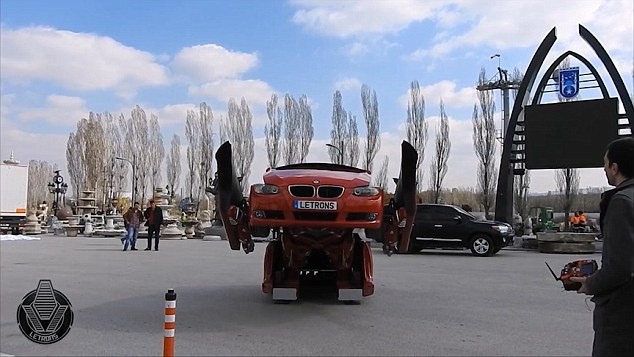 'Hóa phép' BMW thành robot Transformer bằng một nút bấm - ảnh 3