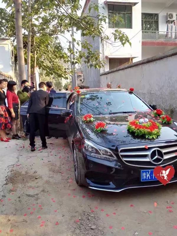 Cô dâu chú rể mải ‘đánh điện tử’... quên cả giờ cưới - ảnh 1