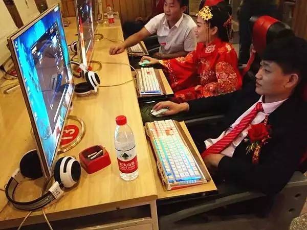 Cô dâu chú rể mải ‘đánh điện tử’... quên cả giờ cưới - ảnh 3