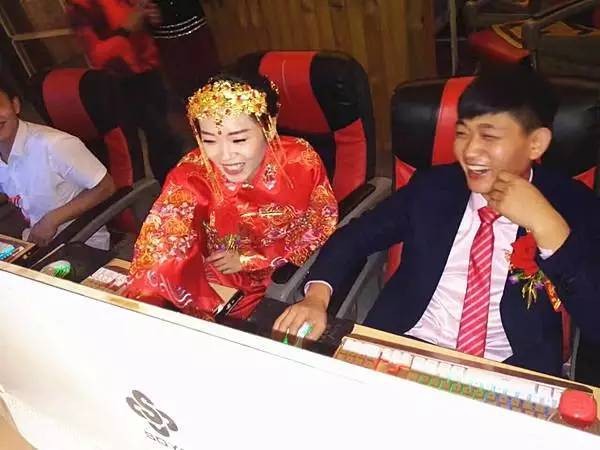 Cô dâu chú rể mải ‘đánh điện tử’... quên cả giờ cưới - ảnh 4