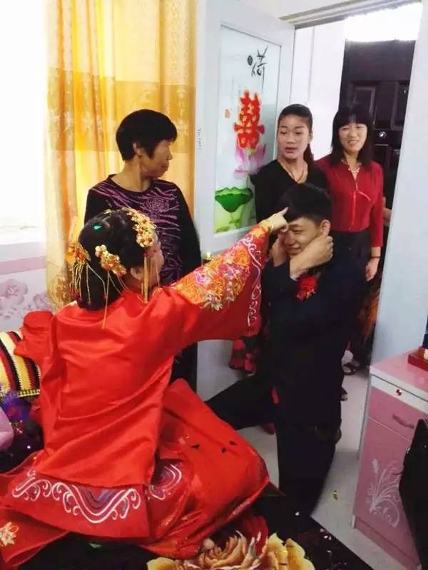 Cô dâu chú rể mải ‘đánh điện tử’... quên cả giờ cưới - ảnh 2