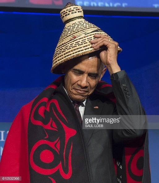 Tổng thống Obama quấn chăn, đội mũ đan như người dân tộc - ảnh 8