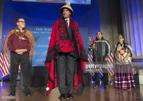 Tổng thống Obama quấn chăn, đội mũ đan như người dân tộc - ảnh 4