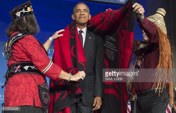 Tổng thống Obama quấn chăn, đội mũ đan như người dân tộc - ảnh 3