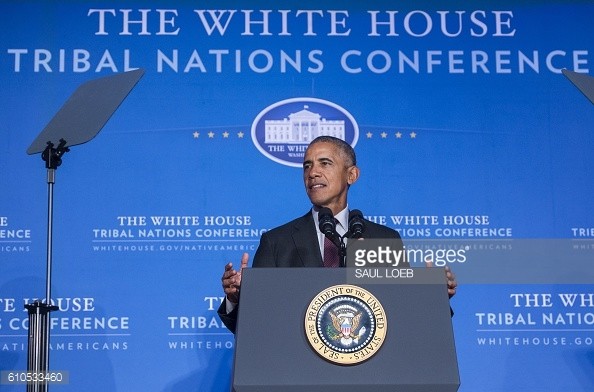 Tổng thống Obama quấn chăn, đội mũ đan như người dân tộc - ảnh 1