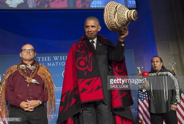 Tổng thống Obama quấn chăn, đội mũ đan như người dân tộc - ảnh 9
