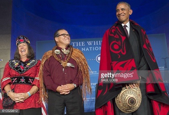 Tổng thống Obama quấn chăn, đội mũ đan như người dân tộc - ảnh 10