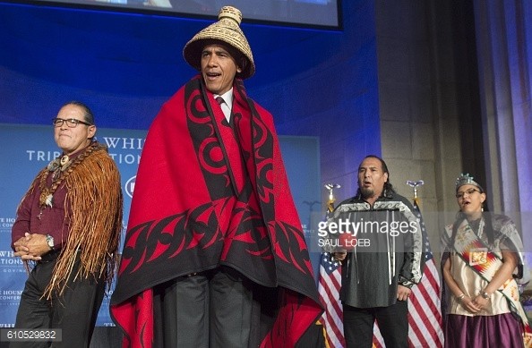 Tổng thống Obama quấn chăn, đội mũ đan như người dân tộc - ảnh 5