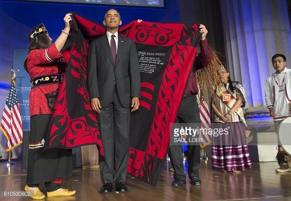 Tổng thống Obama quấn chăn, đội mũ đan như người dân tộc - ảnh 2