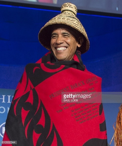 Tổng thống Obama quấn chăn, đội mũ đan như người dân tộc - ảnh 6