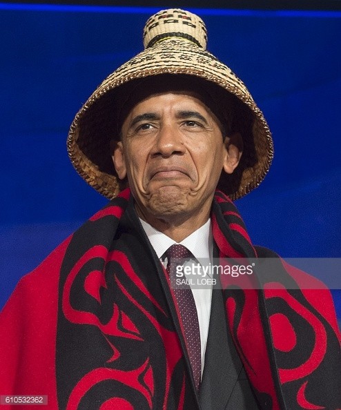 Tổng thống Obama quấn chăn, đội mũ đan như người dân tộc - ảnh 7