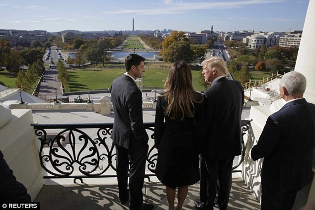 Phu nhân Trump tình tứ nắm tay chồng trong điện Capitol - ảnh 3
