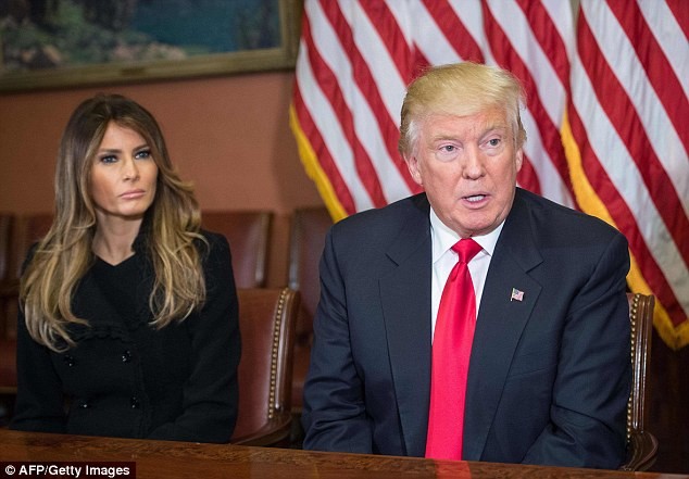 Phu nhân Trump tình tứ nắm tay chồng trong điện Capitol - ảnh 4