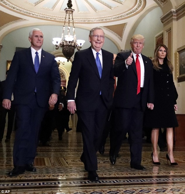 Phu nhân Trump tình tứ nắm tay chồng trong điện Capitol - ảnh 2
