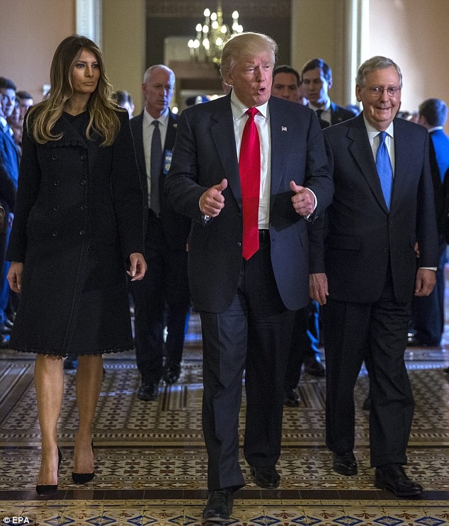 Phu nhân Trump tình tứ nắm tay chồng trong điện Capitol - ảnh 1