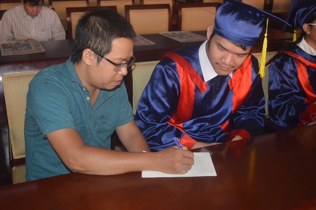 Hơn 1.6 tỷ đồng trao học bổng “Nâng bước thủ khoa” - ảnh 3