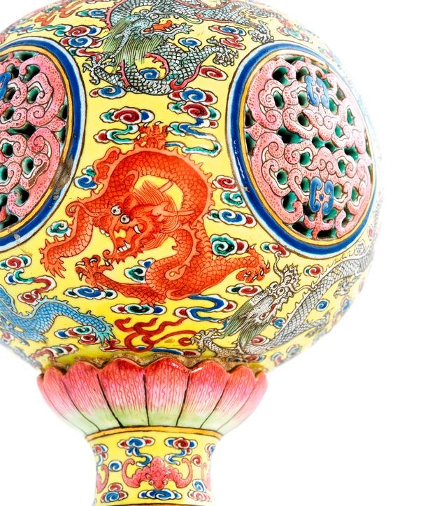 Dùng giá treo long mão tiền tỷ của vua Thanh làm... đèn ngủ - ảnh 3