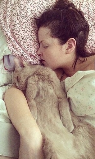 Cô gái ngủ liên tục suốt... nửa năm, gần như không tỉnh giấc - ảnh 1