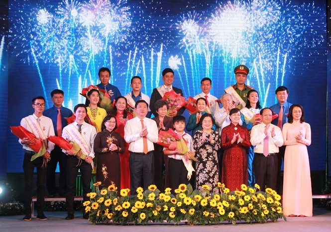 TPHCM tuyên dương 10 công dân trẻ tiêu biểu năm 2016 - ảnh 12