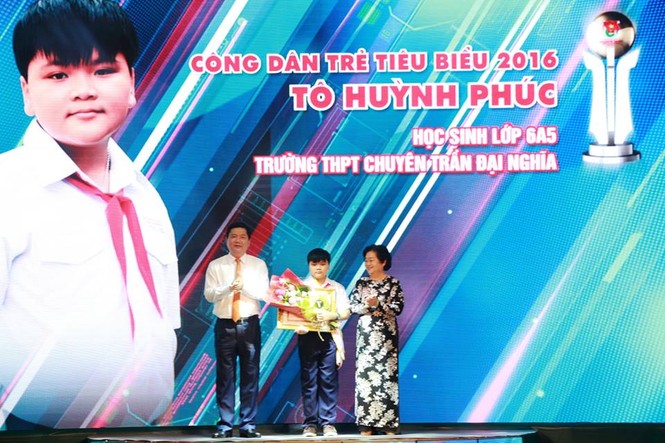 TPHCM tuyên dương 10 công dân trẻ tiêu biểu năm 2016 - ảnh 1