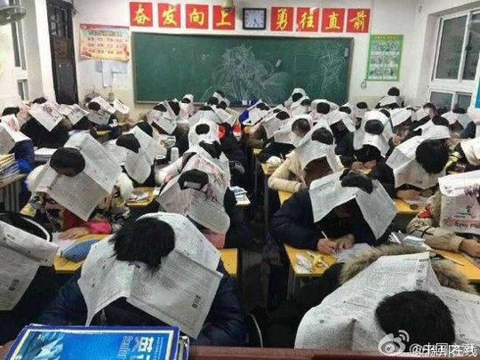 Giáo viên bắt học sinh đội báo khi thi để chống gian lận - ảnh 1