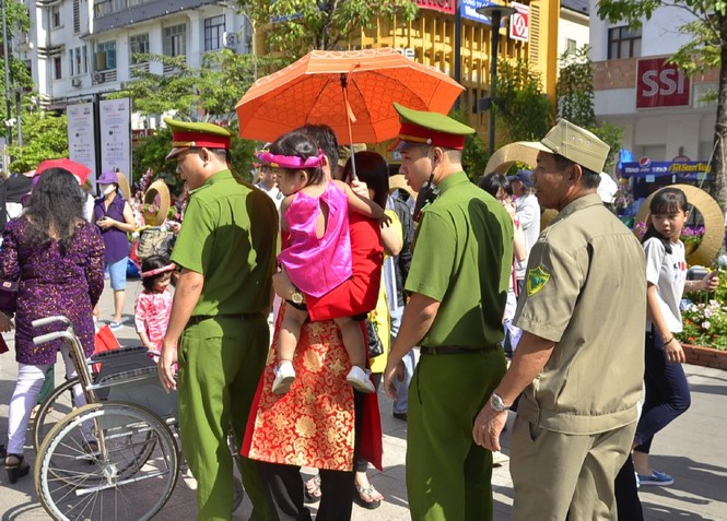 Nhiều du khách bị móc túi ở đường hoa Nguyễn Huệ - ảnh 3