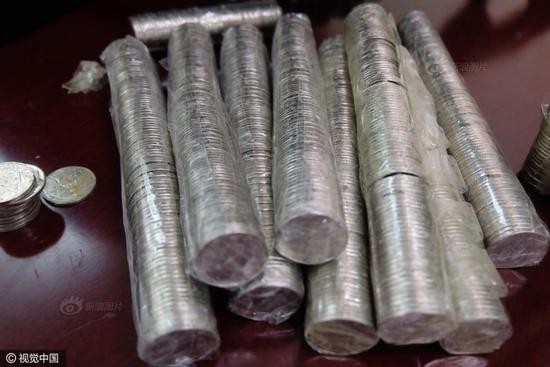 'Khóc dở' vì được trả nợ bằng... 5.000 đồng xu - ảnh 2