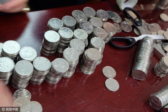 'Khóc dở' vì được trả nợ bằng... 5.000 đồng xu - ảnh 6